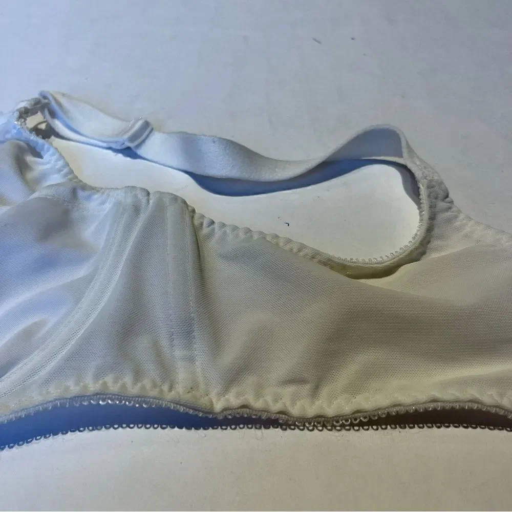 Bali Bra Whit 40D Underwire, not padded, wider adjustable straps
